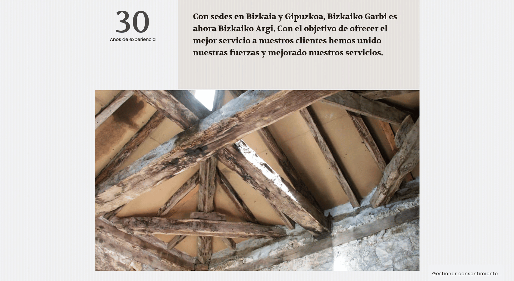 Captura de sección informativa del proyecto web de Bizkaiko Garbi con 30 años de experiencia y foto de vigas de madera