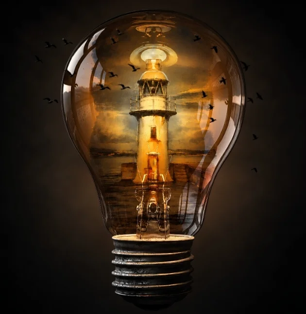 Bombilla con un faro iluminado en su interior y siluetas de aves sobre fondo oscuro