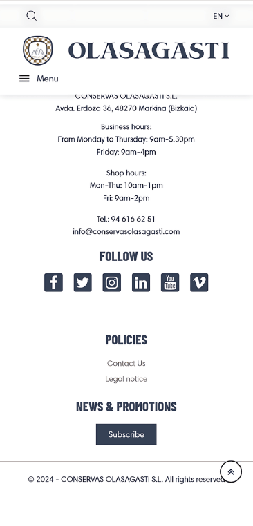 Sección pie de página (Footer) en ingles de la versión móvil de la página web de Conservas Olasagasti, con información de contacto, horarios, redes sociales y políticas