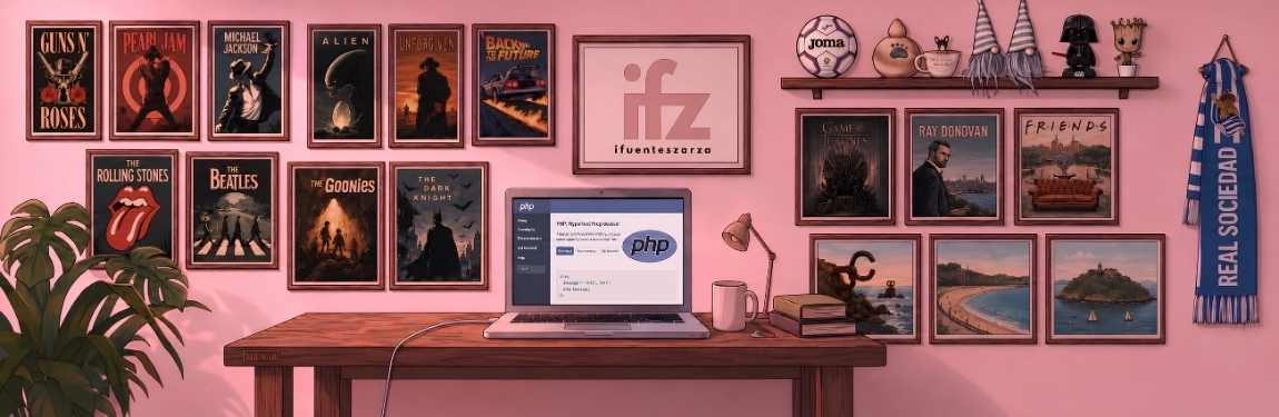 Escritorio ilustrado de desarrollo web con portátil mostrando PHP, logo ifuenteszarza y pared decorada con pósters