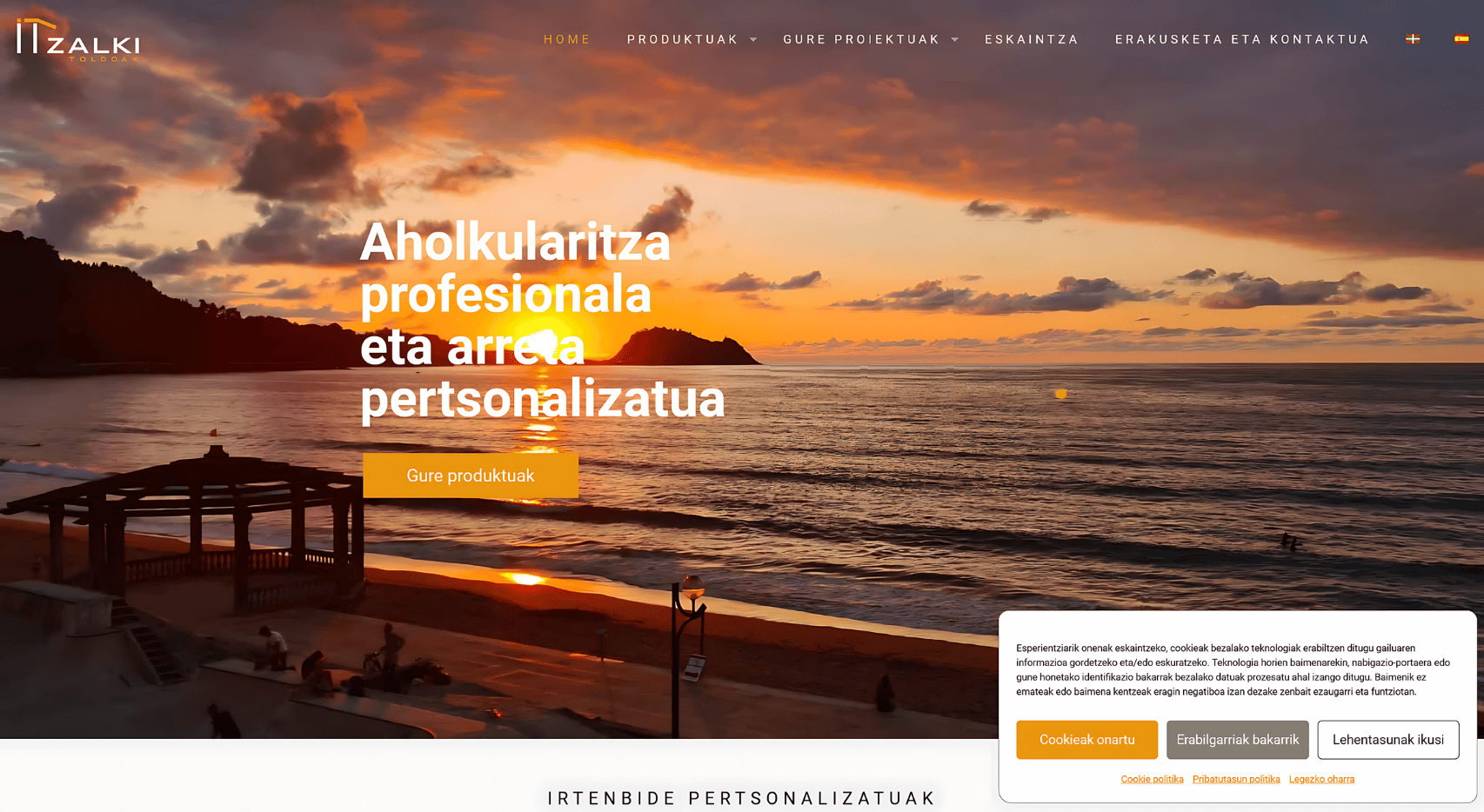 Página de inicio del proyecto web de Itzalki Toldoak con hero de playa al atardecer, menú superior y aviso de cookies