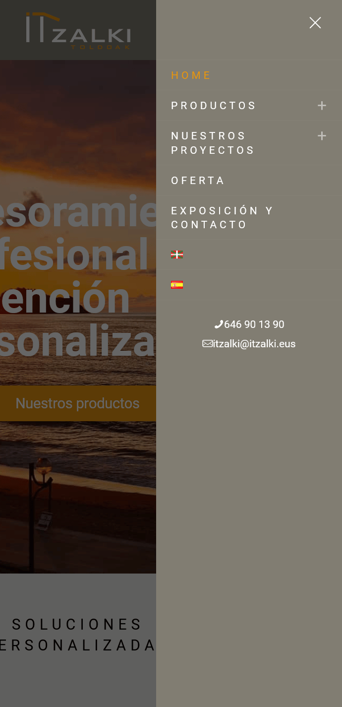 Captura móvil del menú lateral del proyecto web de Itzalki Toldoak con navegación, idiomas, teléfono y correo de contacto