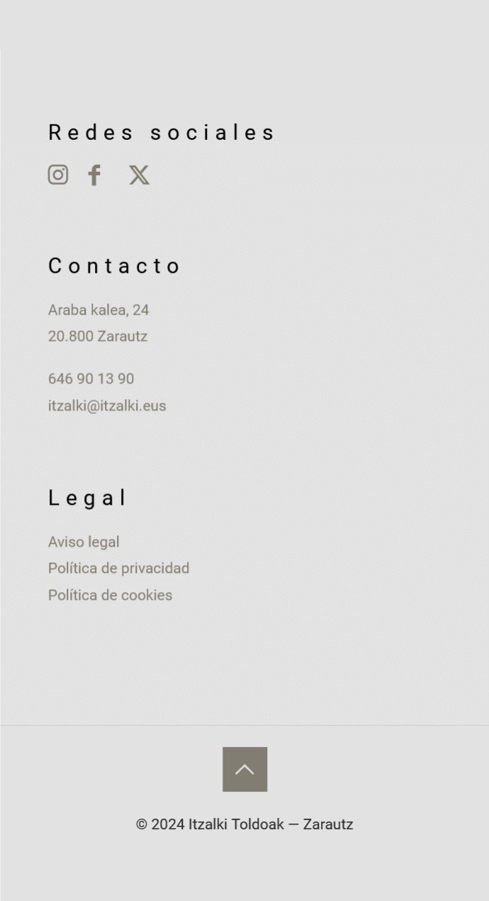 Captura móvil del pie de página del proyecto web de Itzalki Toldoak con redes sociales, contacto en Zarautz y enlaces legales