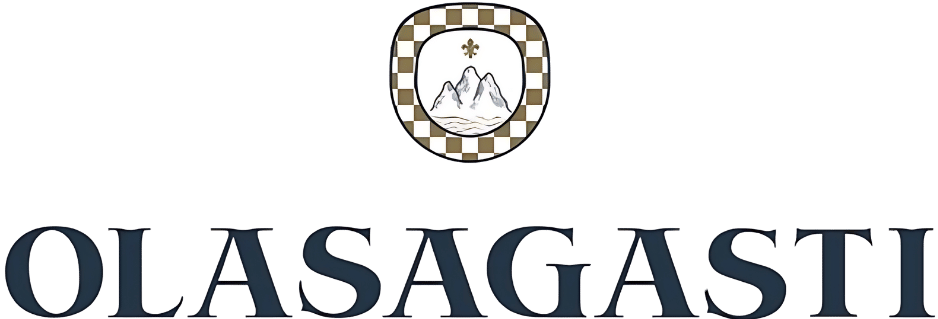 Logotipo de Conservas Olasgasti con un emblema de dos montañas y una flor de lis, rodeado de un patrón de cuadros marrones y blancos