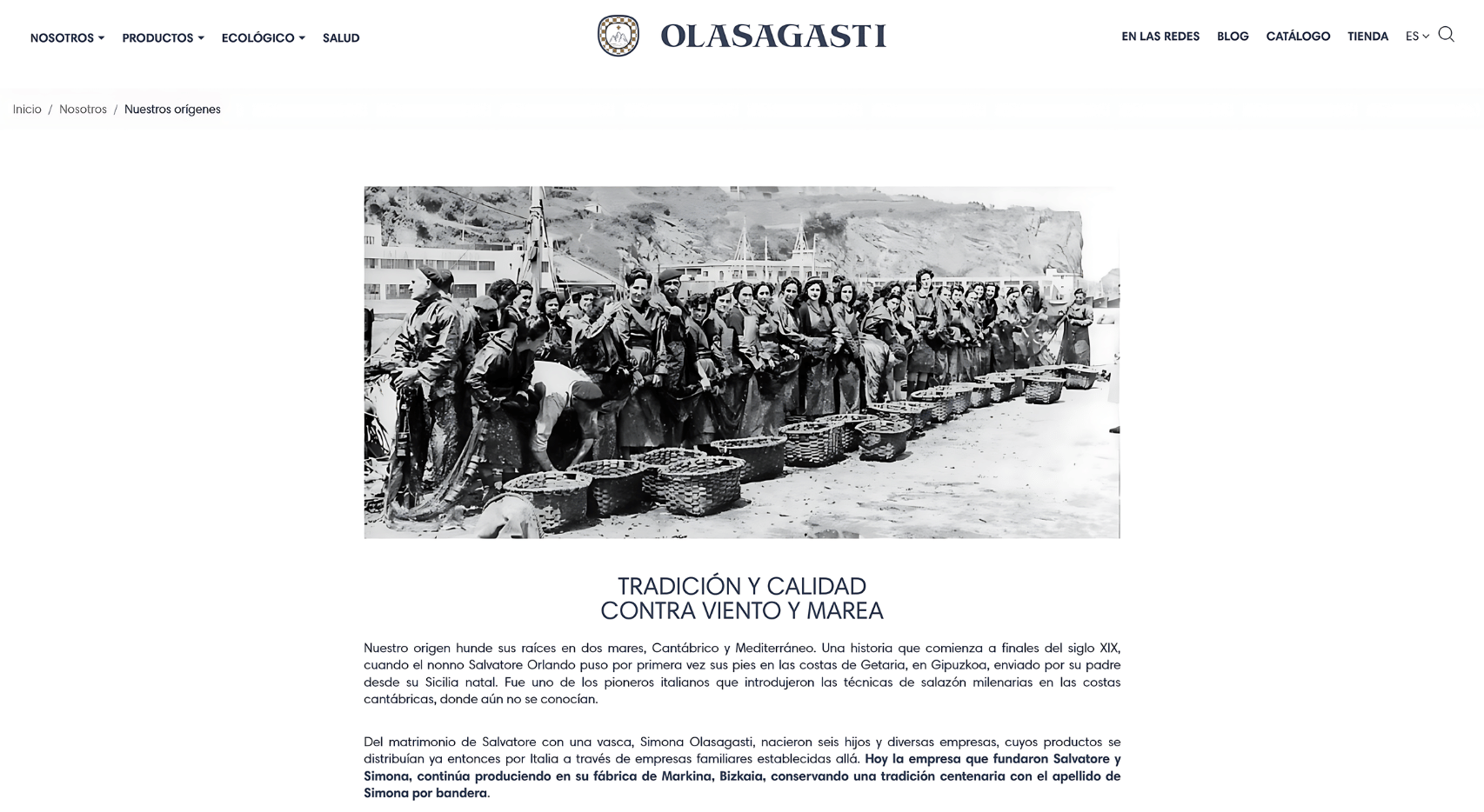 Sección Nosotros de la página web de Conservas Olasagasti, con fotografía histórica en blanco y negro de trabajadoras en la costa de Getaria, Gipuzkoa
